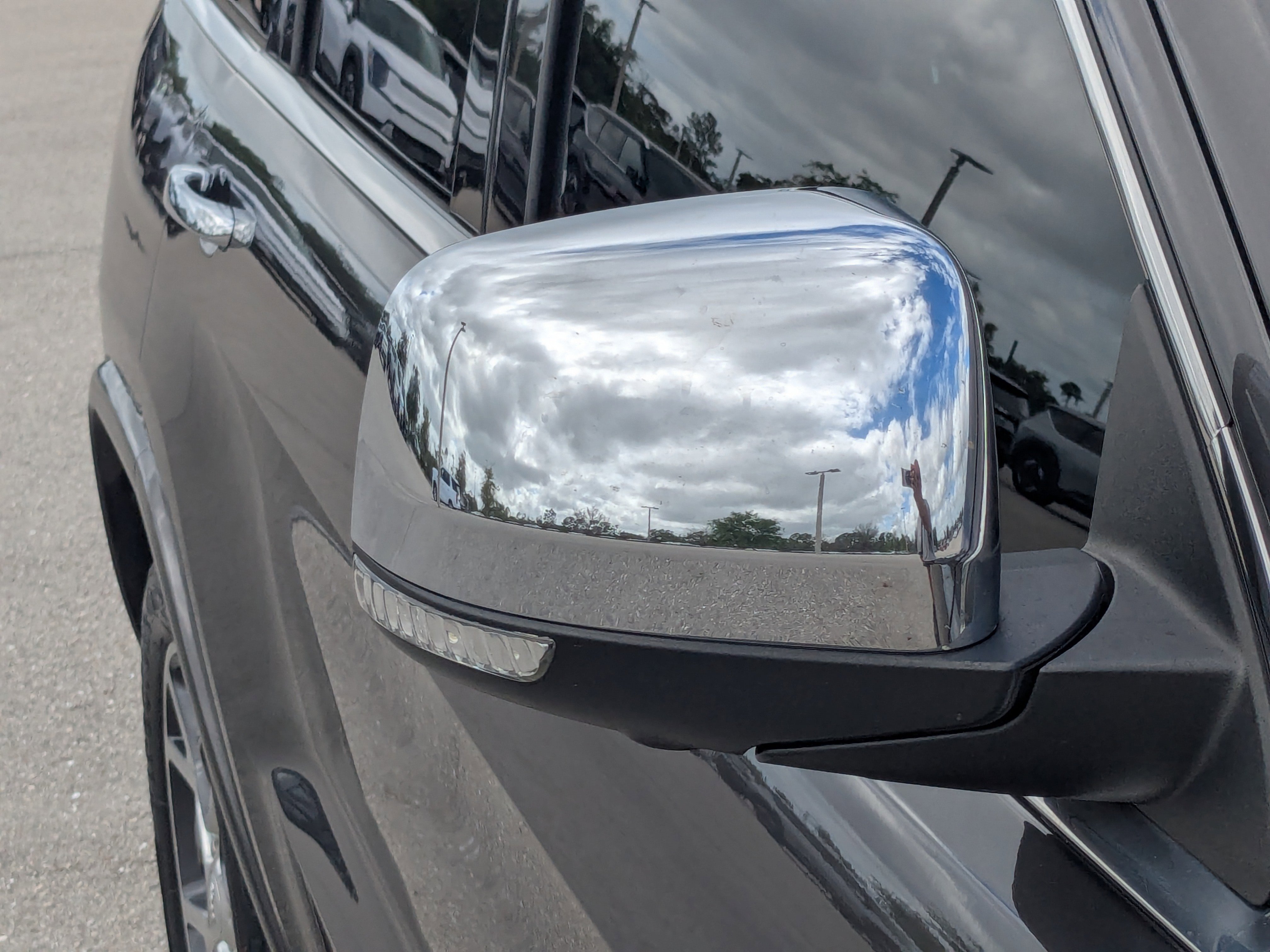 Used 2019 Granite Crystal Metallic Clearcoat Jeep Overland image 12