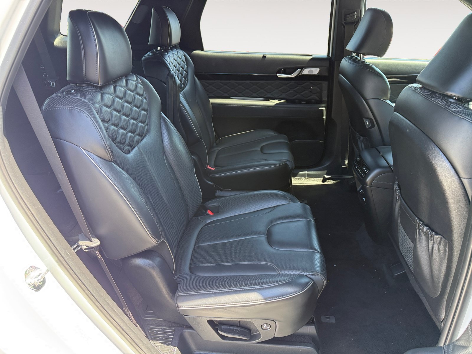 Used 2022 White Hyundai Calligraphy image 18