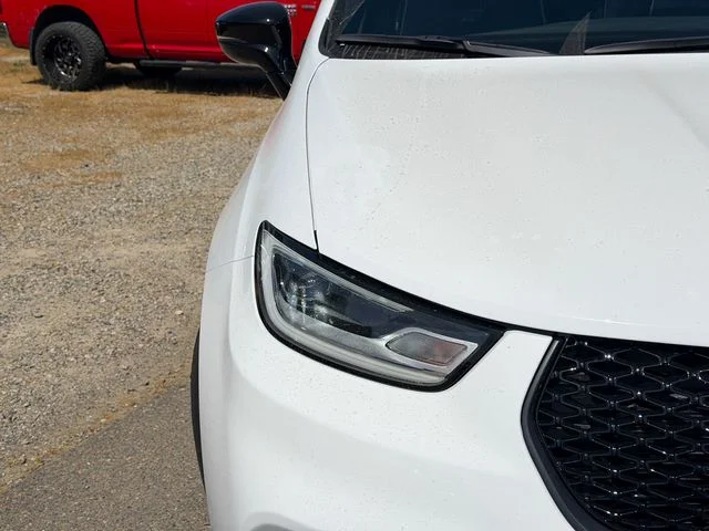 New 2026 Bright White Clear-Coat Exterior Paint Chrysler Limited image 5