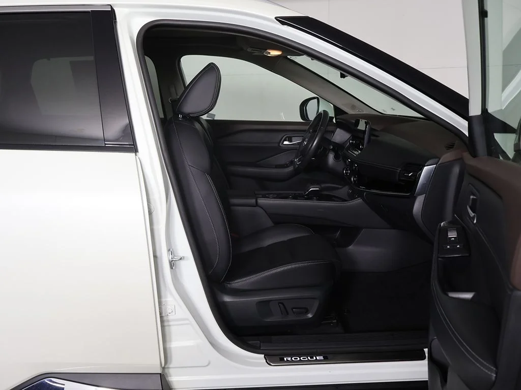 Used 2023 White Nissan SL image 30
