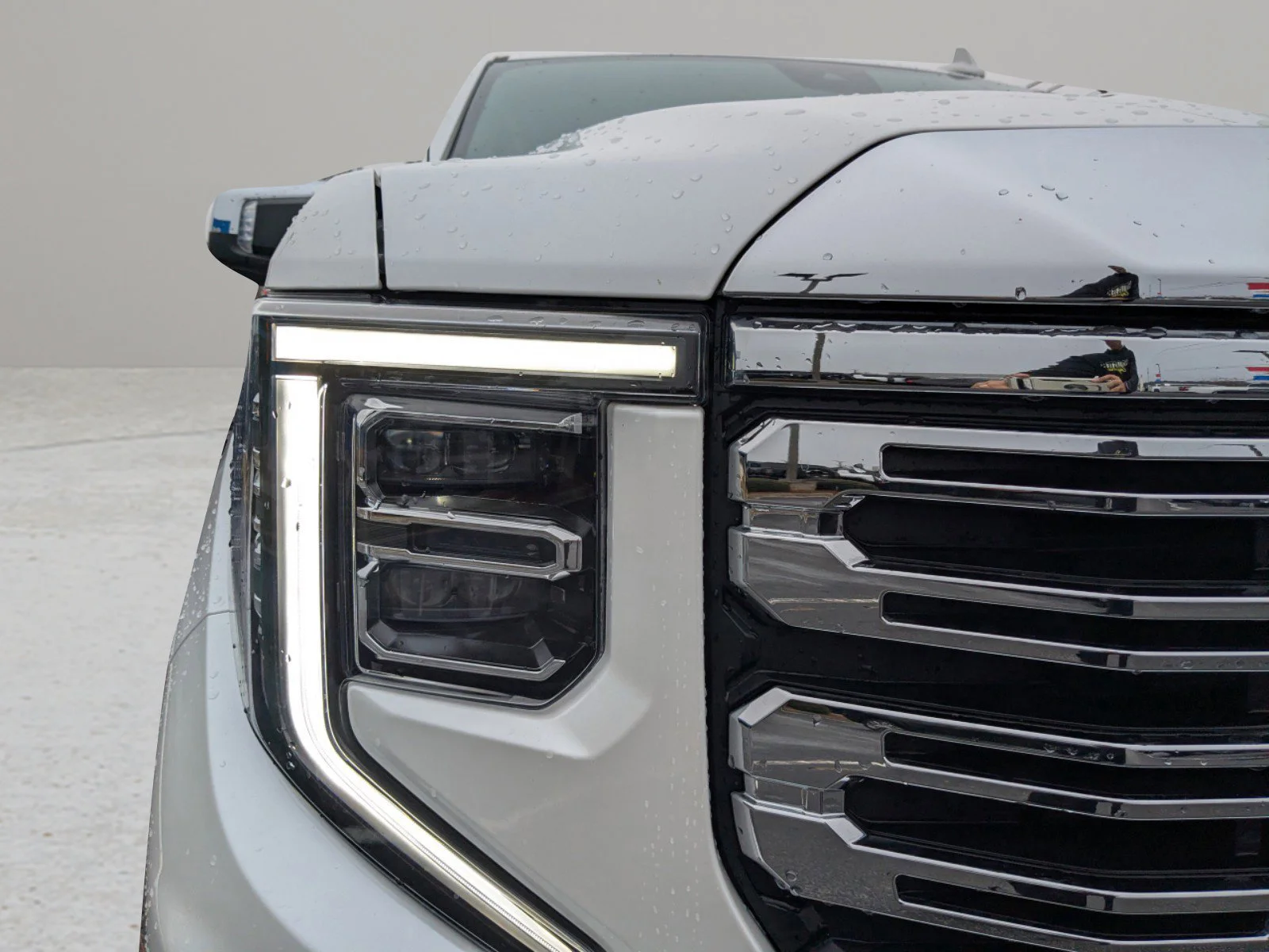 Used 2024 White Frost Tricoat GMC Denali image 10