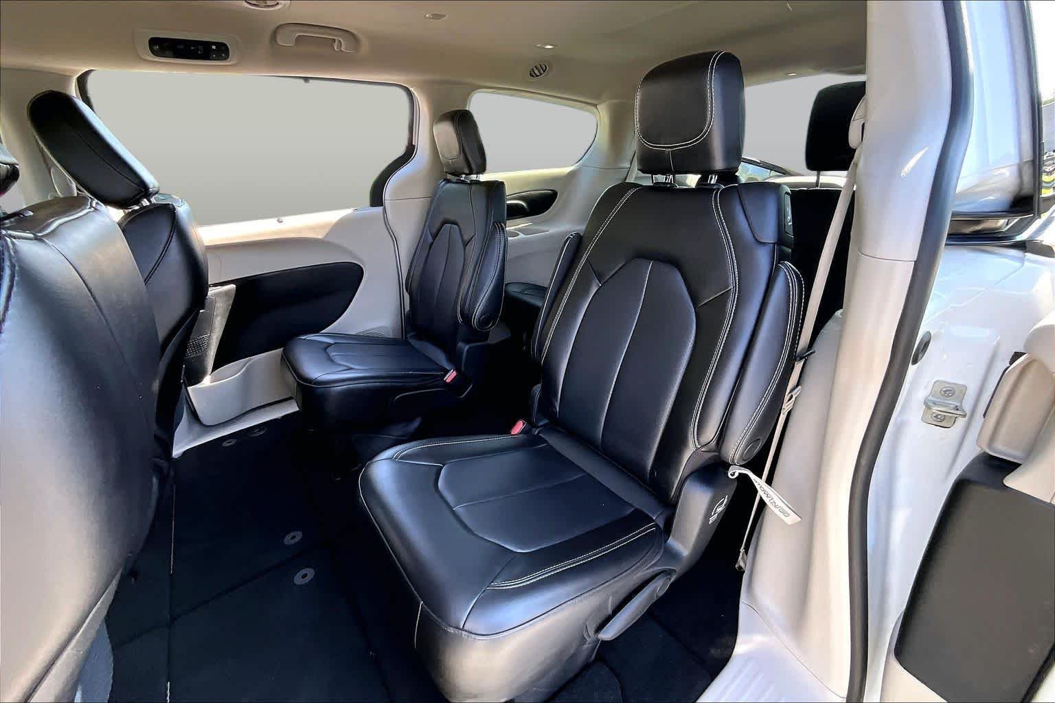 Used 2023 Bright White Clearcoat Chrysler Touring L image 18