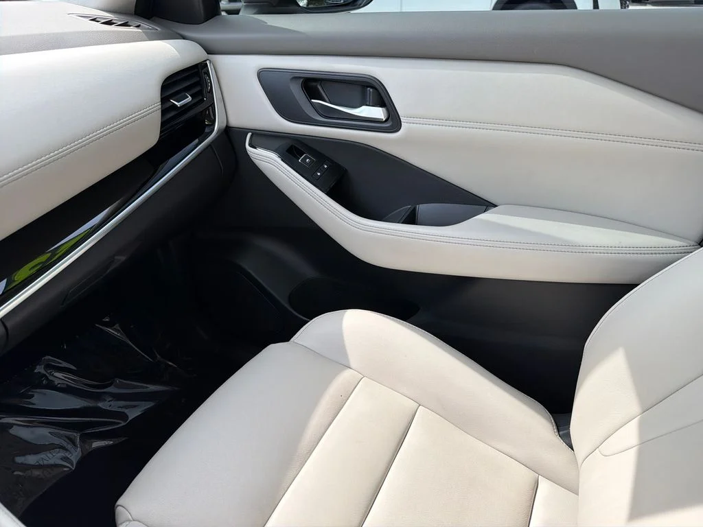 Used 2023 White Nissan SL image 31
