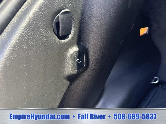 Used 2023 White Jeep Latitude Lux image 8