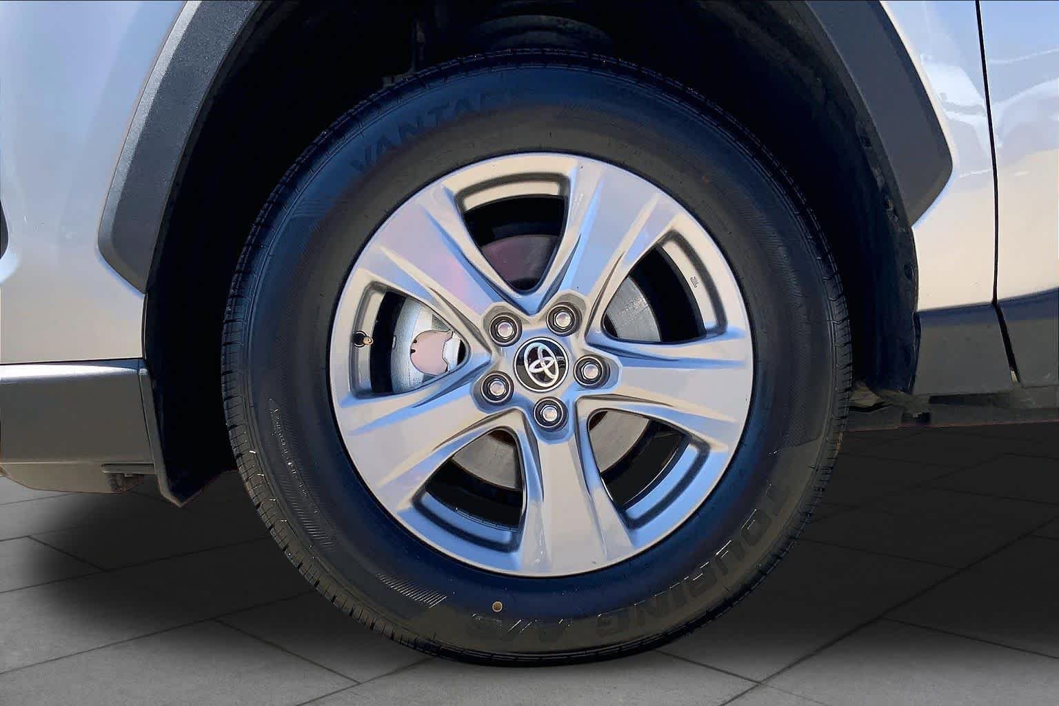 Used 2025 Silver Sky Metallic Toyota XLE image 11