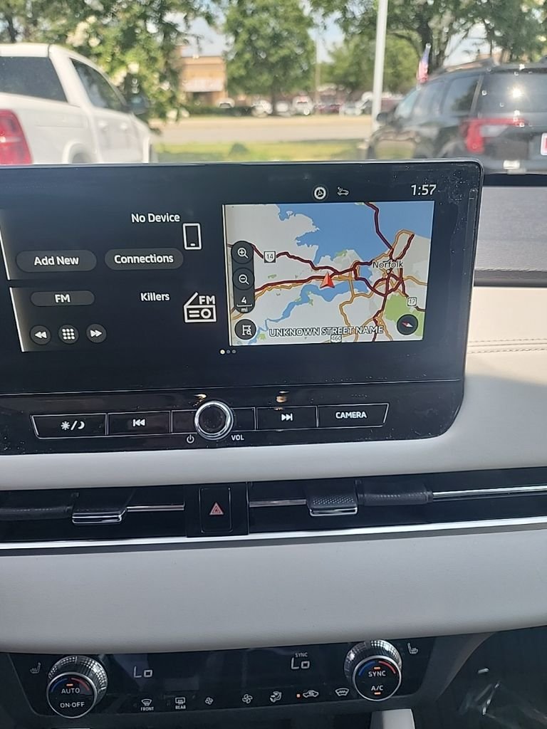 Used 2025 White Mitsubishi SE image 5