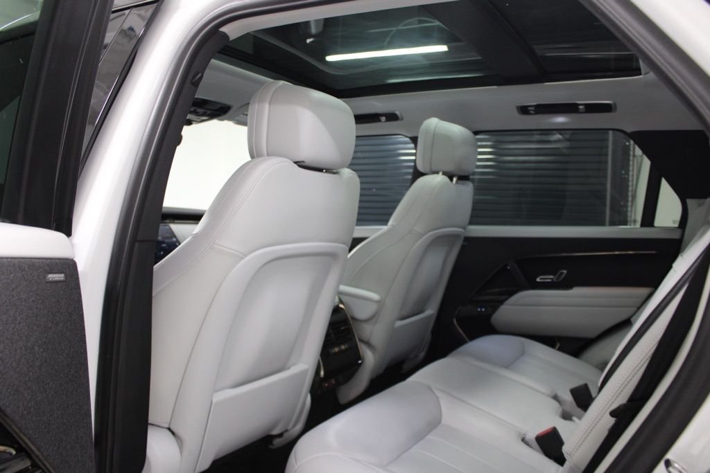 Used 2024  Land Rover SE image 39