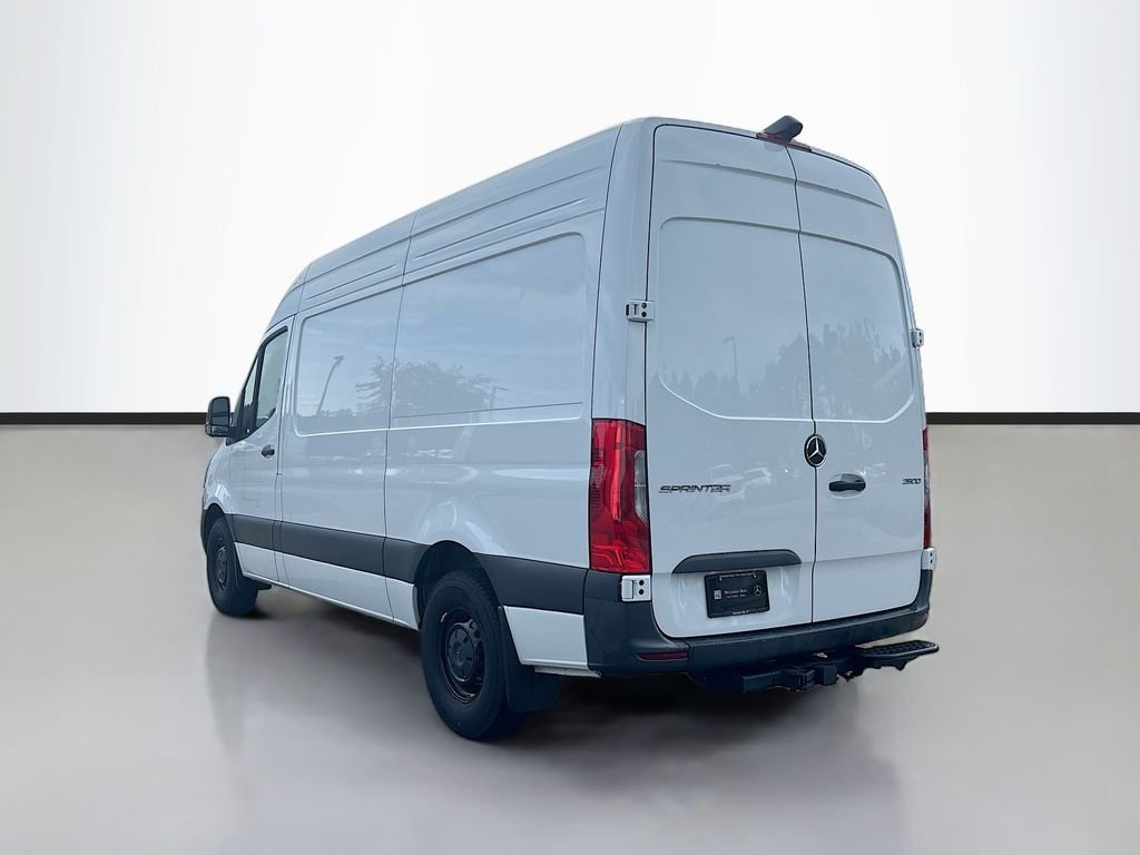 Used 2024  Mercedes-Benz Cargo 144 WB image 5