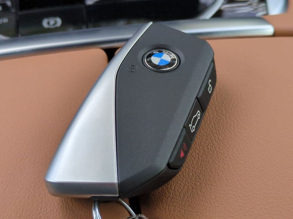 New 2026 White Metallic BMW xDrive40i image 29