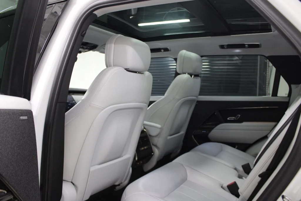 Used 2024 White Land Rover SE image 39