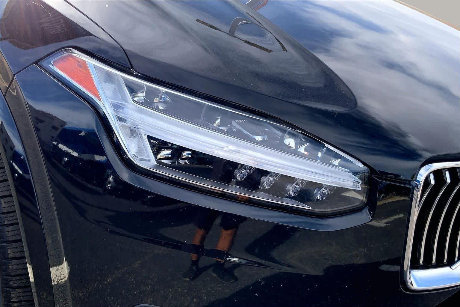 Used 2020 Onyx Black Metallic Volvo Momentum image 28