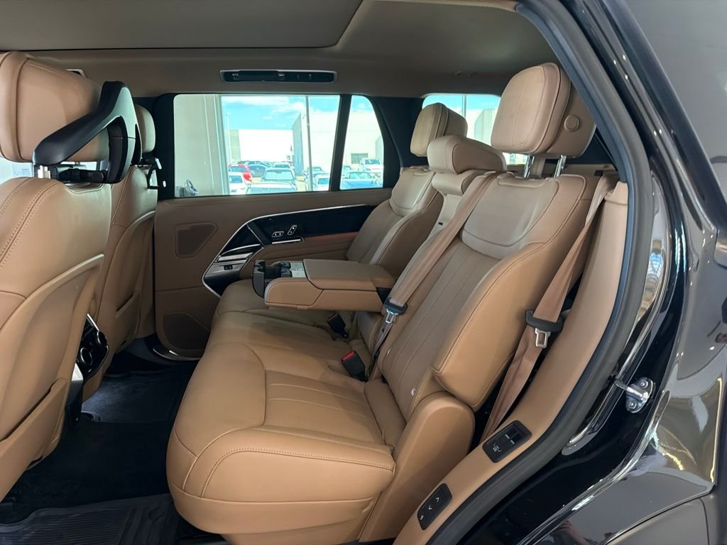 Used 2026  Land Rover SE image 9