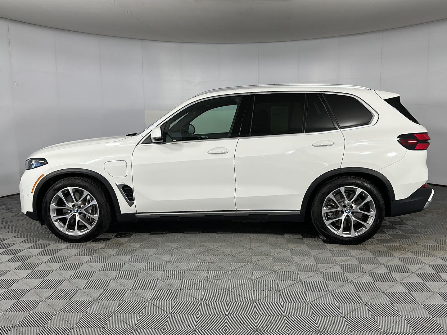 New 2026 Alpine White BMW xDrive50e image 5