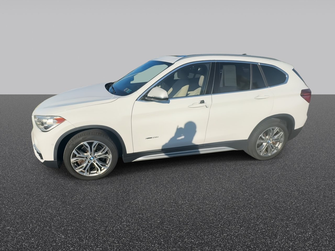 Used 2017 Alpine White BMW xDrive28i image 4