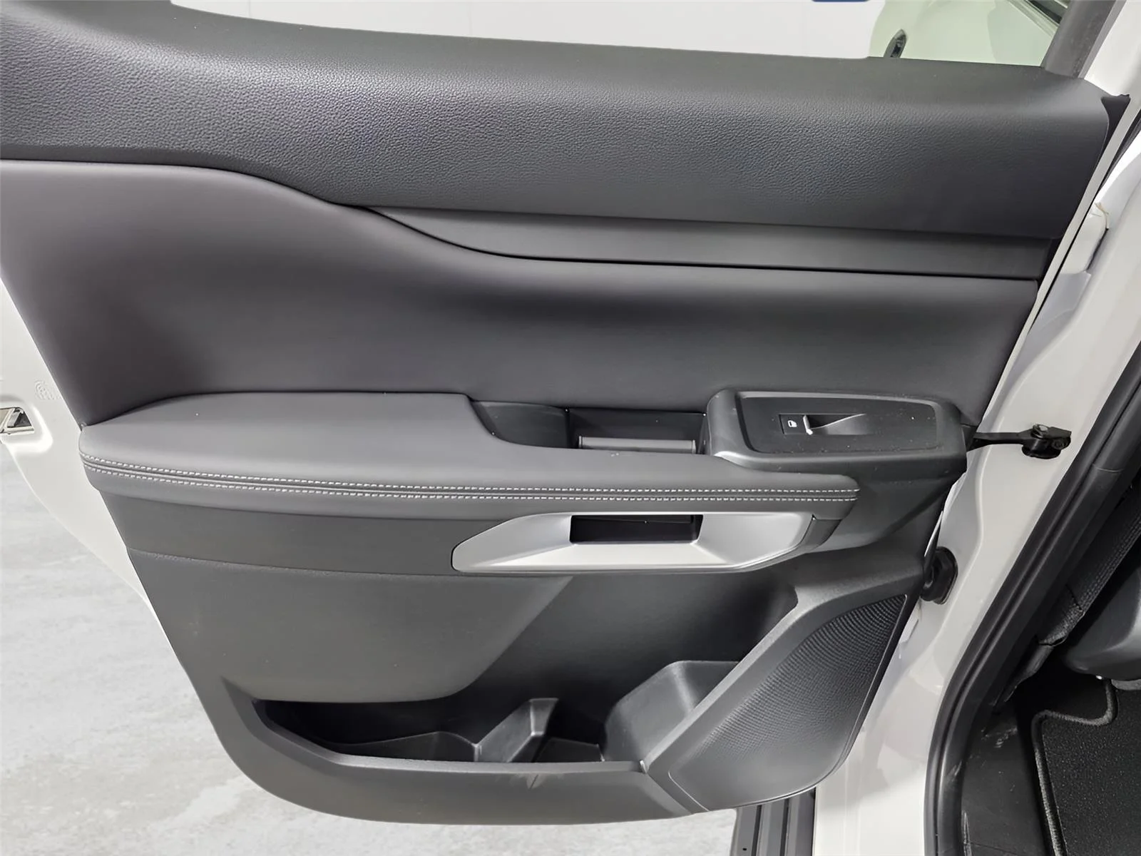 Used 2025 Oxford White Ford LARIAT image 17