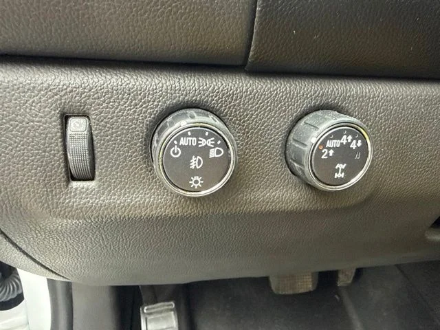 Used 2021 White GMC AT4 w/Leather image 16