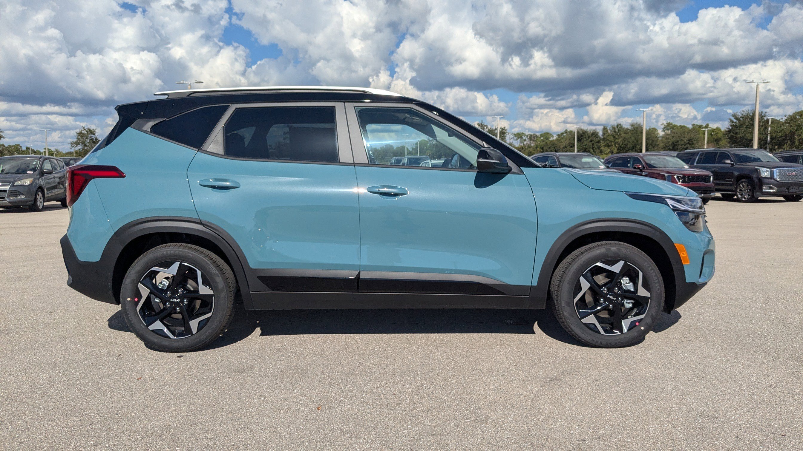 New 2026 Pluton Blue / Black Roof Kia S image 4