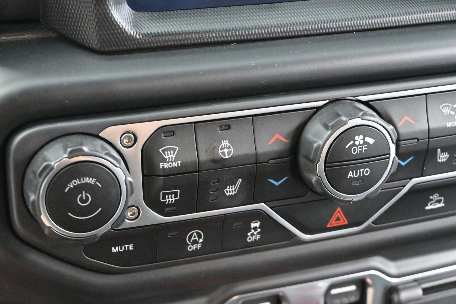 Used 2023 White Jeep Sahara Altitude image 22