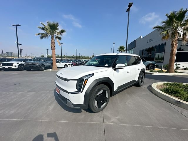 New 2026 Glacial White Pearl Kia Wind AWD image 3