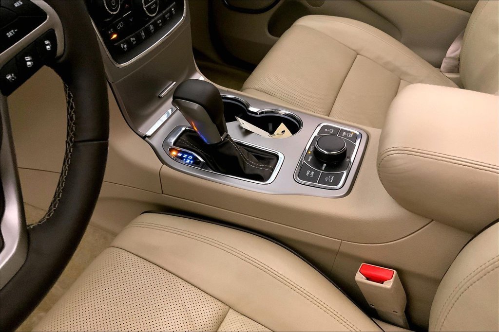 Used 2018 Ivory Jeep Overland image 22