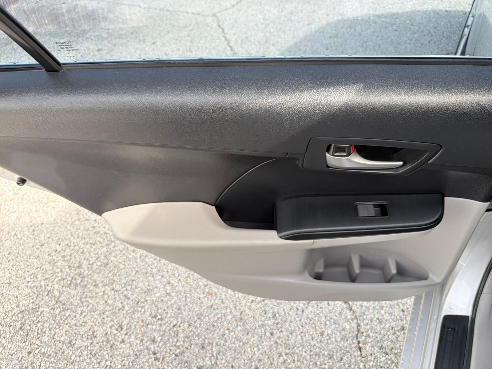 Used 2014 Silver Toyota LE image 31