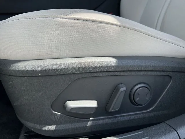 Used 2025 White Hyundai SEL image 34