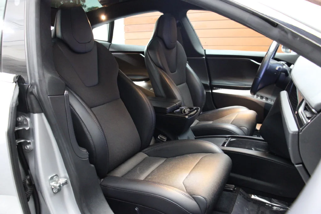 Used 2018 Obsidian Black Metallic Tesla  image 22