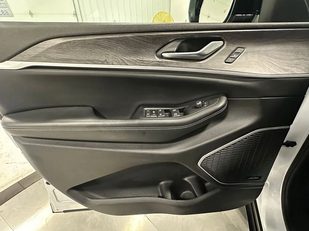 Used 2023 White Jeep Limited image 22