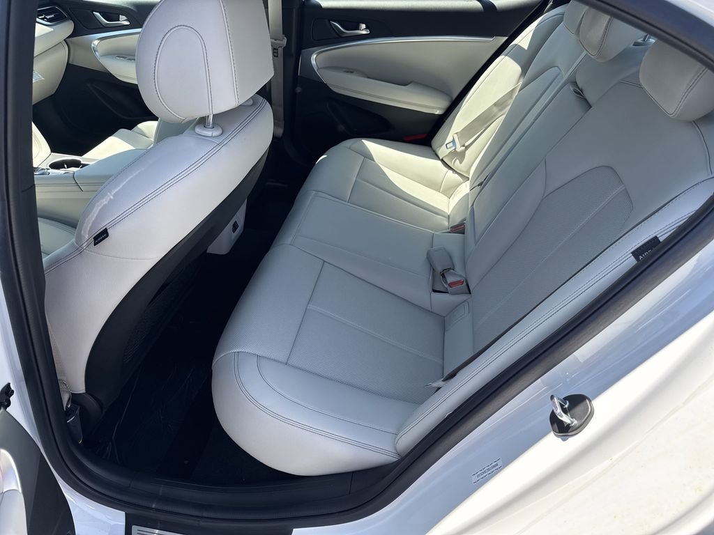 Used 2025 White Genesis 2.5T image 20