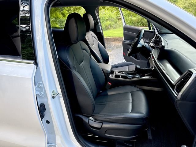Used 2025 White Kia S image 26