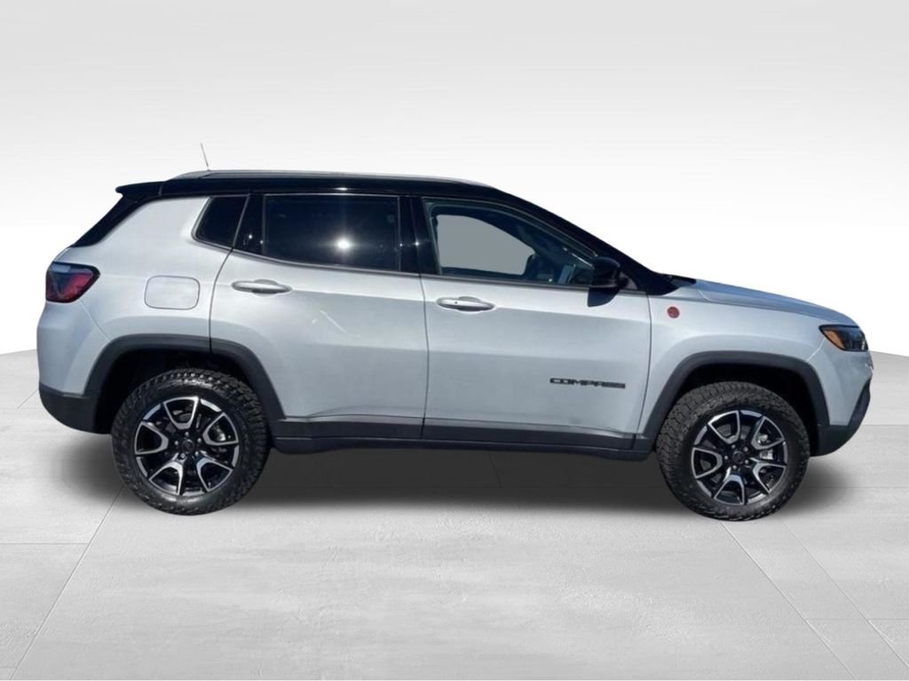 New 2026 Silver Zynith Metallic Clear-Coat Exterior Paint Jeep Trailhawk image 6