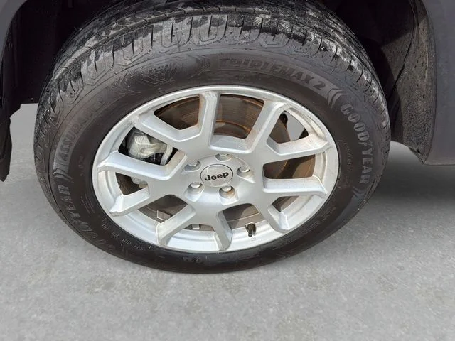 Used 2022 Red Jeep Latitude image 11