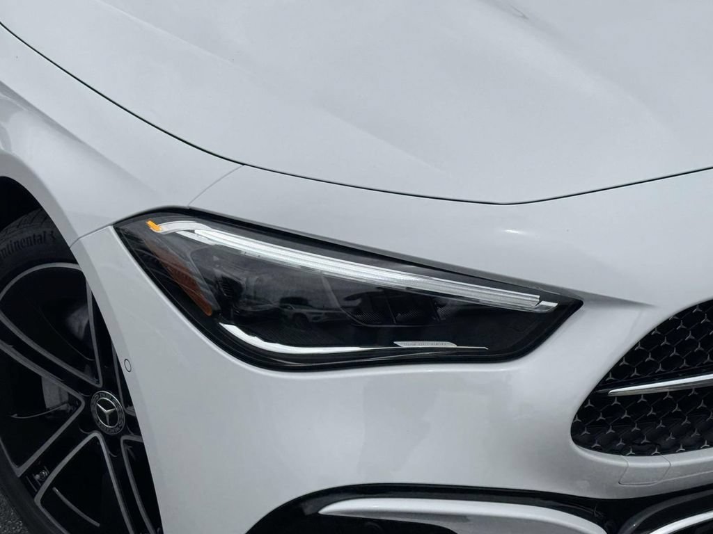 New 2026 MANUFAKTUR Moonlight White Metallic Mercedes-Benz CLE 300 image 15