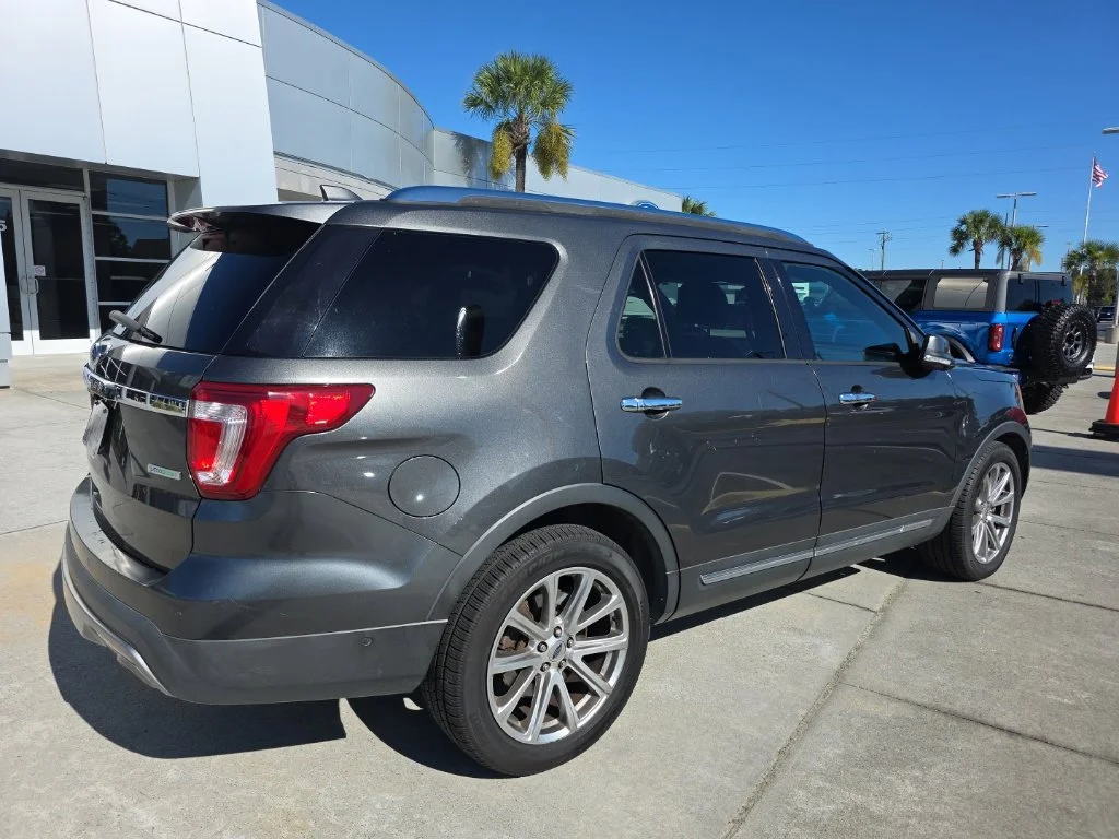 Used 2017 Gray Ford Limited image 5