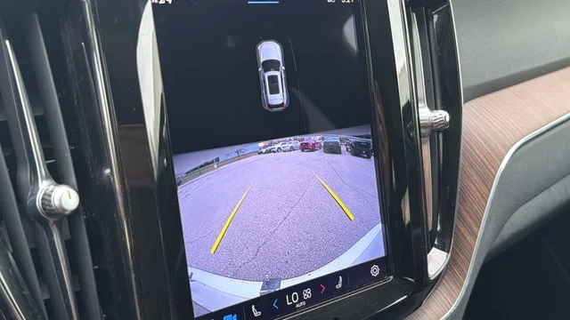 Used 2022 Crystal White Metallic Volvo B5 Momentum image 25