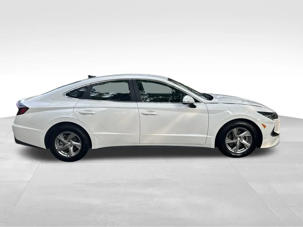 Used 2023 White Hyundai SE image 7