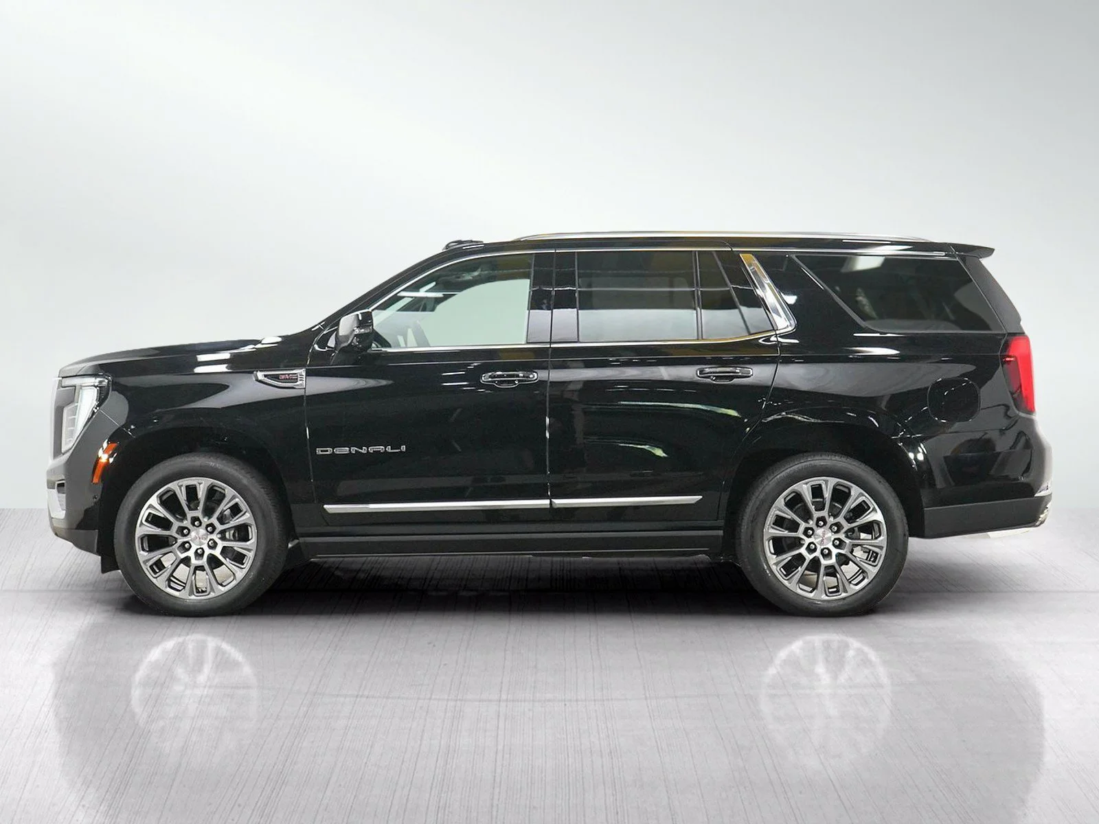 Used 2025 GMC Yukon DENALI with VIN 1GKS2DRL3SR211557 for sale in Roseville, Minnesota