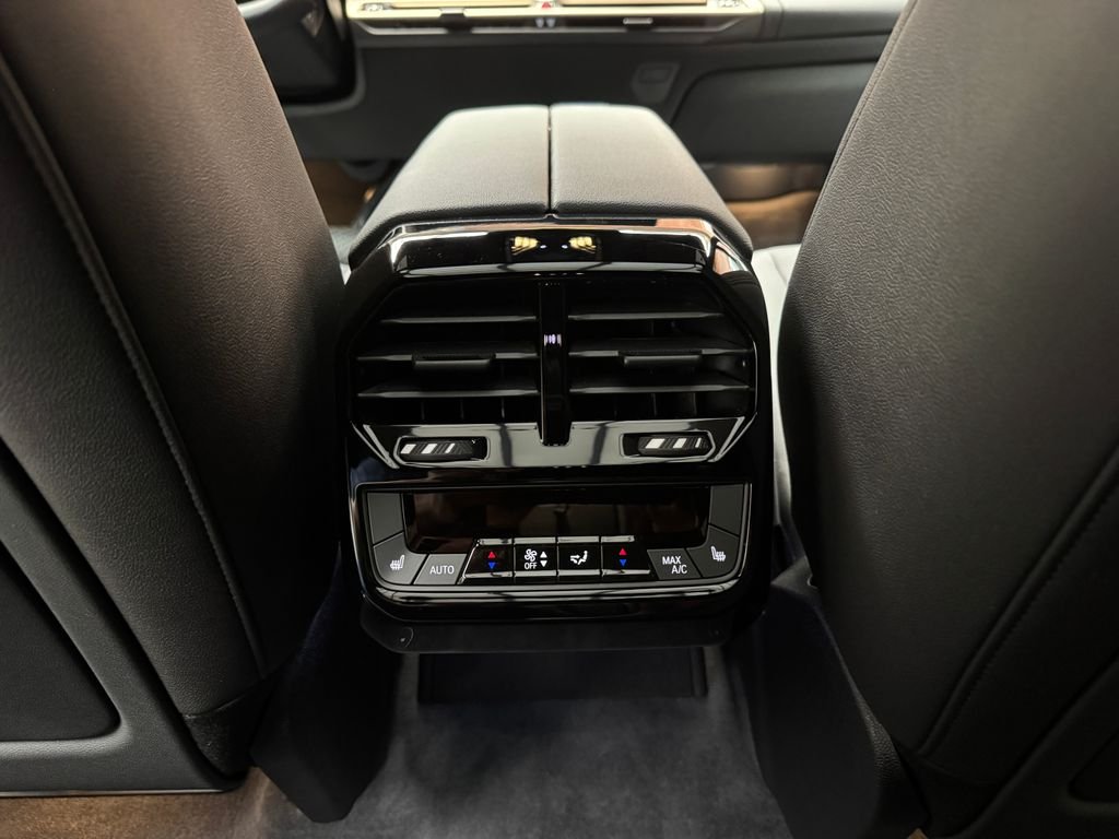 2026 BMW iX 60 - Photo 13