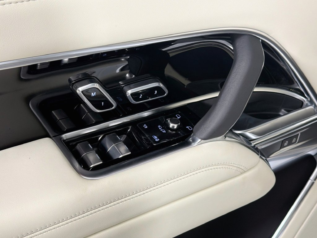 New 2027 Fuji White Land Rover SE image 18
