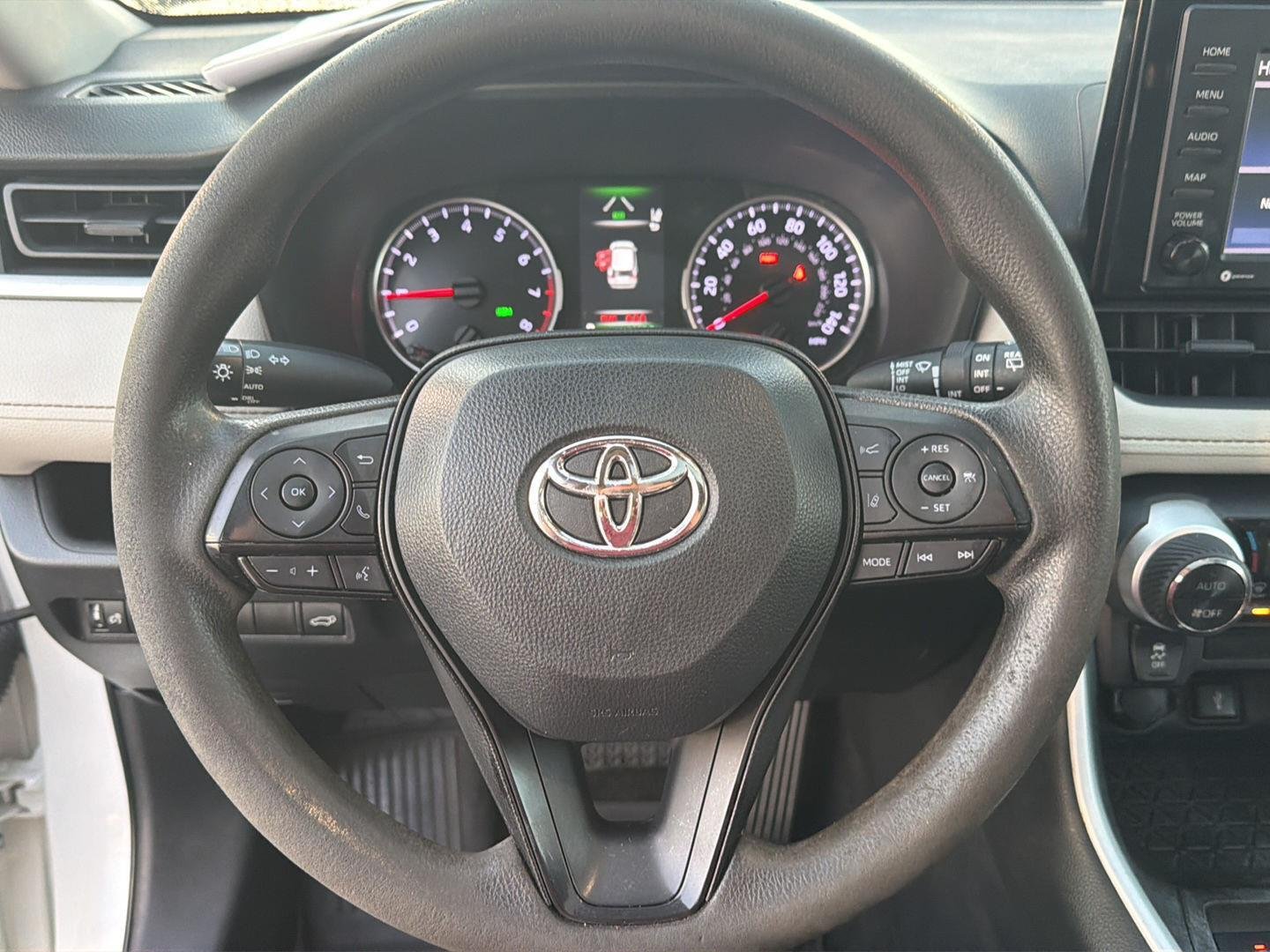 Used 2022 White Toyota XLE image 20
