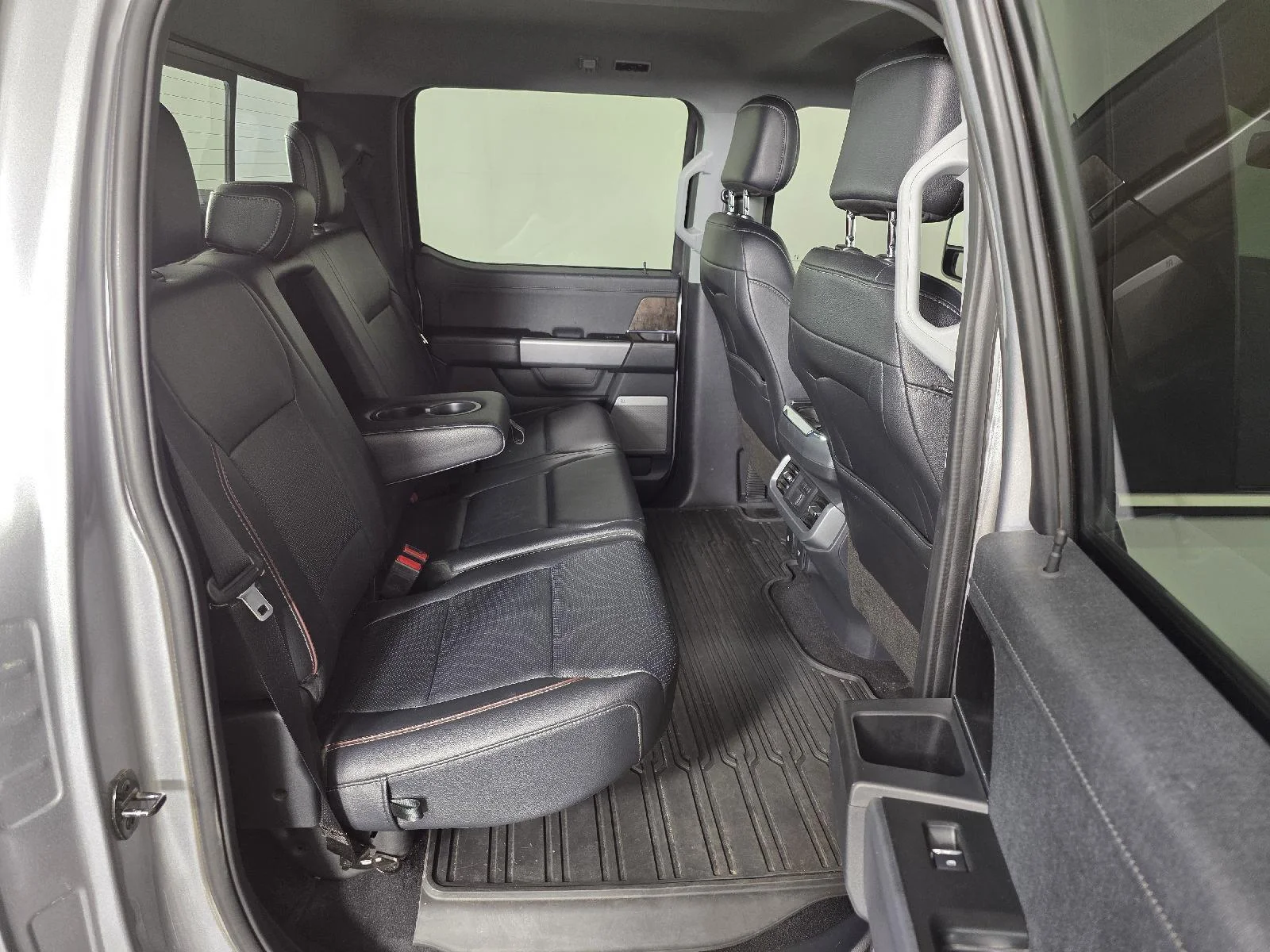 Used 2022  Ford LARIAT image 19