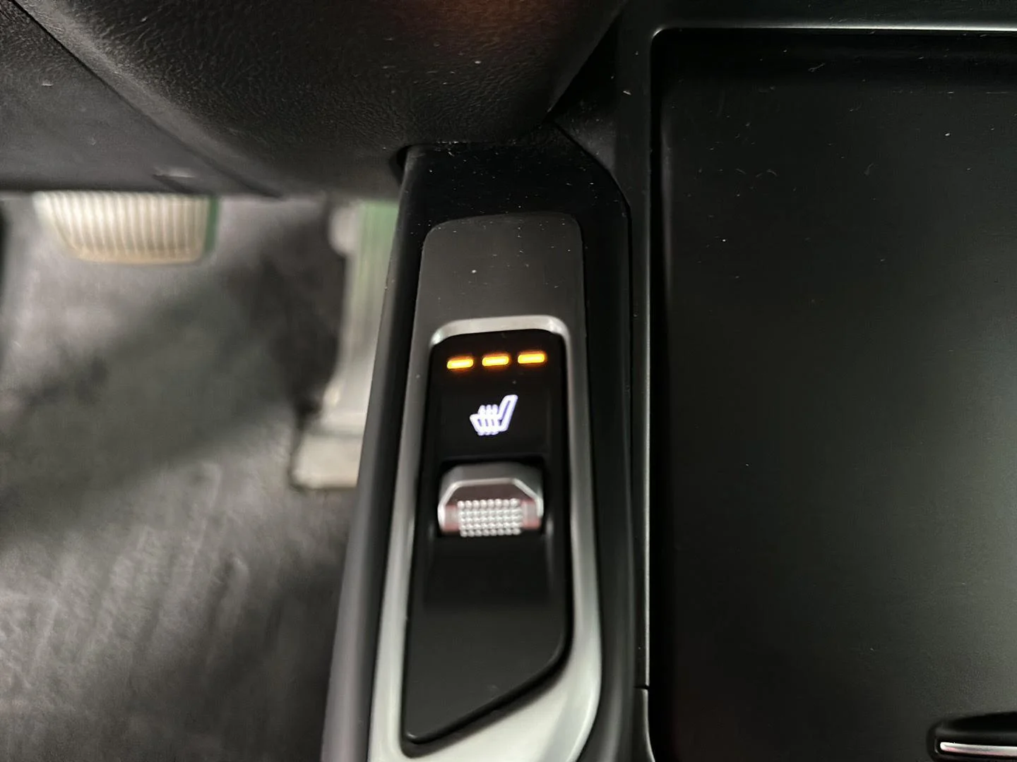 Used 2022 Glacial White Pearl Kia  image 35
