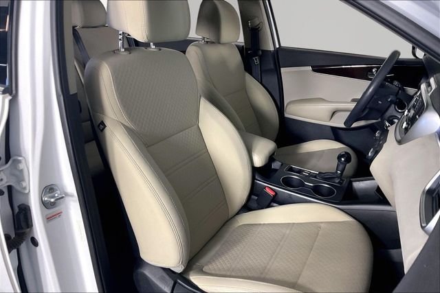 Used 2017 White Kia LX image 26