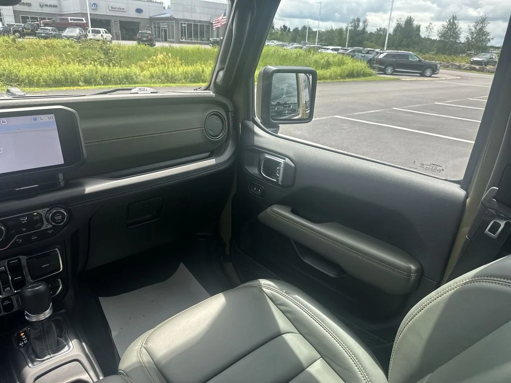 Used 2025 Green Jeep Mojave image 11