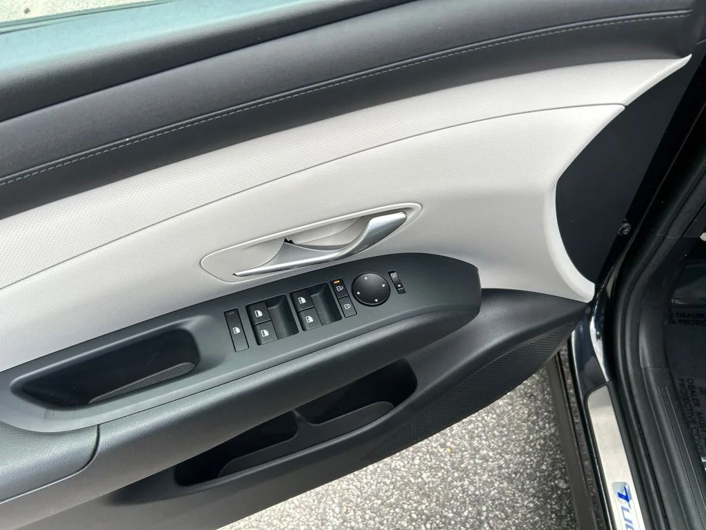 Used 2025 Black Hyundai SEL image 15