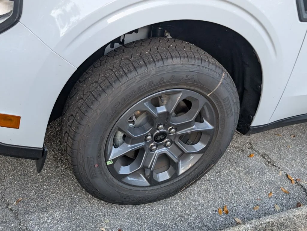 New 2025 Oxford White Ford XLT image 5