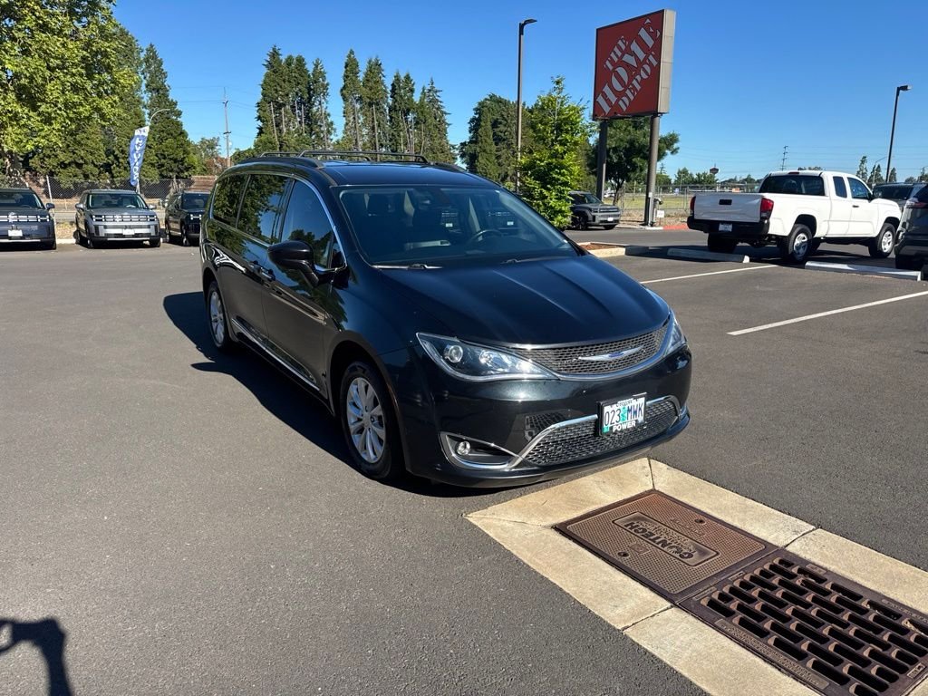 Used 2017 Black Chrysler Touring L image 7
