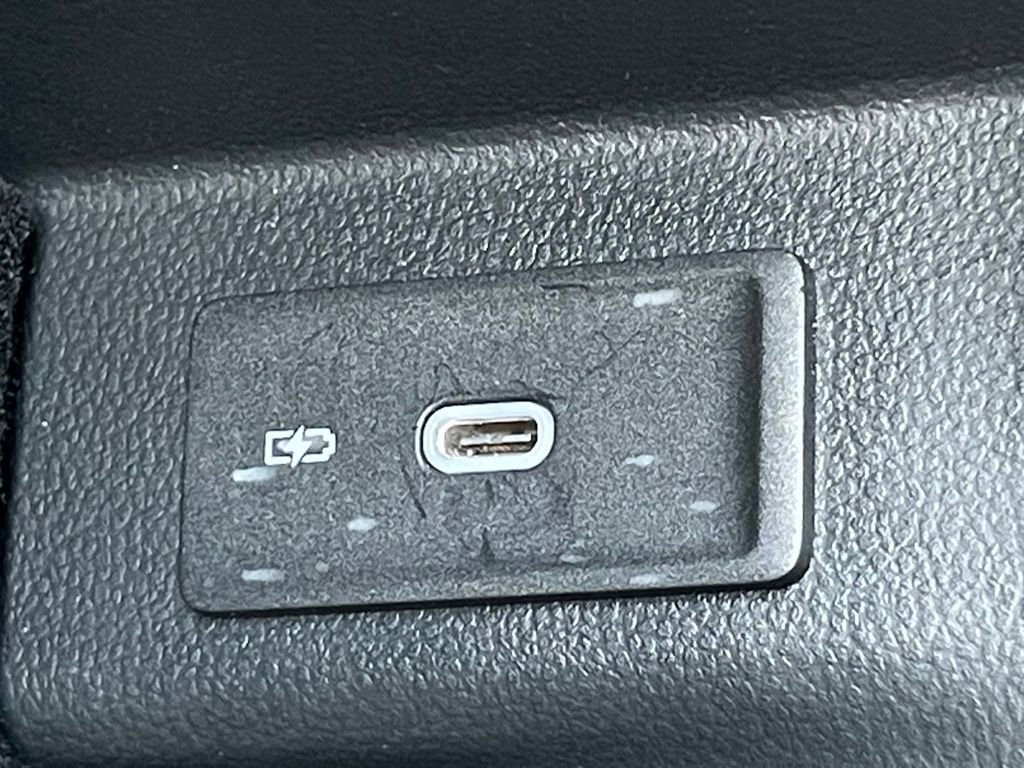 Used 2025  Volkswagen 2.0T SE w/Technology image 6