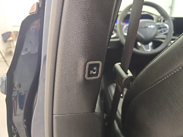 Used 2025 Fathom Blue Pearlcoat Chrysler Select image 20