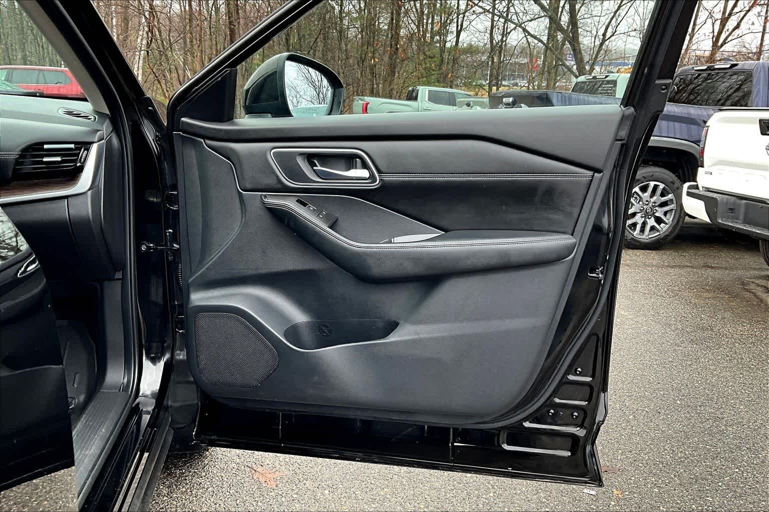 Used 2025 Super Black Nissan Platinum image 40
